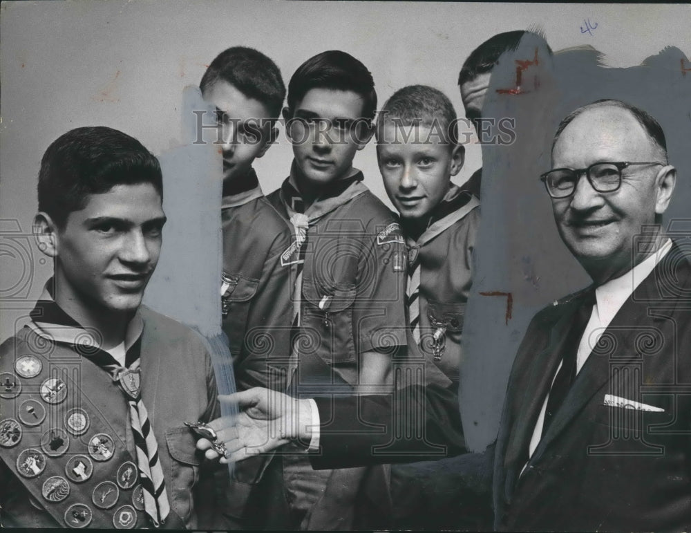 1965 Press Photo M. E. Wiggins, City Council President with Eagle Scouts - Historic Images