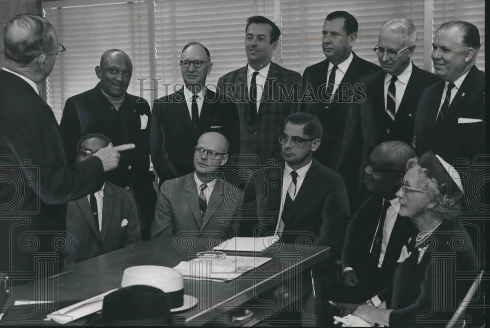 1965 Press Photo M. E. Wiggins with Others in Anti-Poverty Discussion Meeting - Historic Images