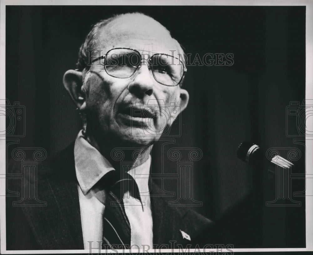 1989 Doctor John Lounsbury, a middle school expert, speaks - Historic Images