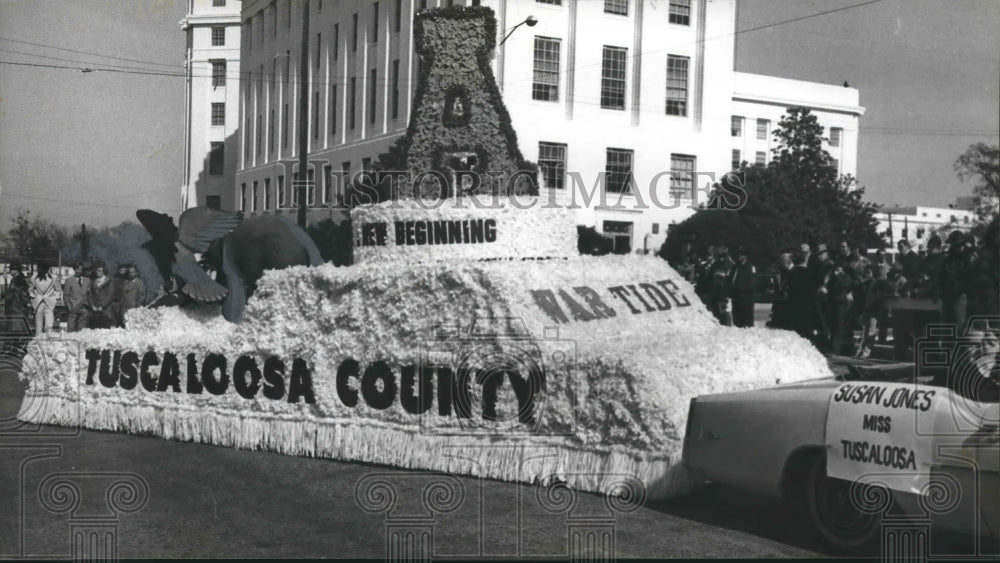 1979, Tuscaloosa County Float in Alabama Governor Fob James&#39; Parade - Historic Images