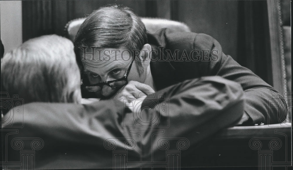 1980, Alabama Governor Fob James Checks Legislative Signal in Meeting - Historic Images