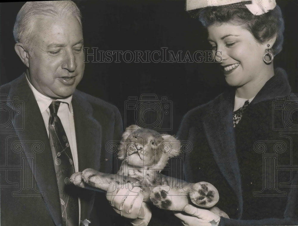 1953, Alabama Maid of Cotton Hope White with Governor Gordon Persons - Historic Images
