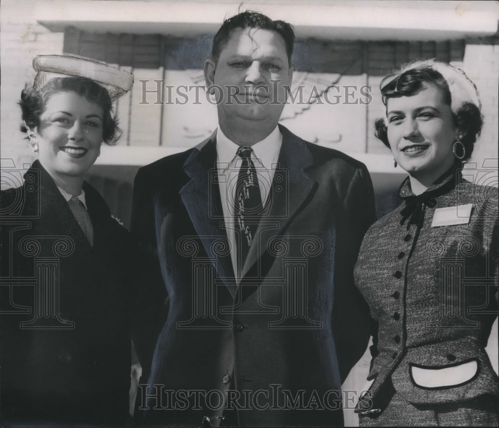 1953 Press Photo Alabama Cotton Maid Hope White, Left, Welcomed to Anniston - Historic Images
