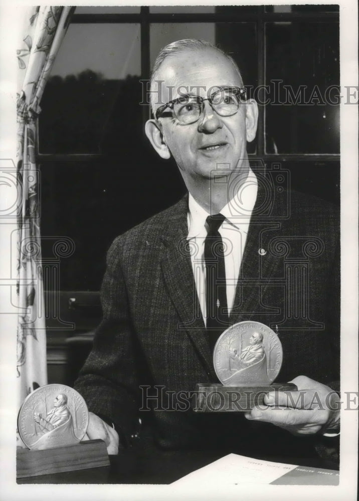 1963 Press Photo George V. Irons, history department, Howard College, Alabama - Historic Images