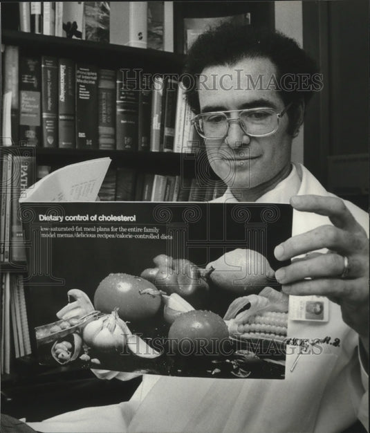 1980 Doctor Roland L. Weinsier reading dietary book, Alabama - Historic Images