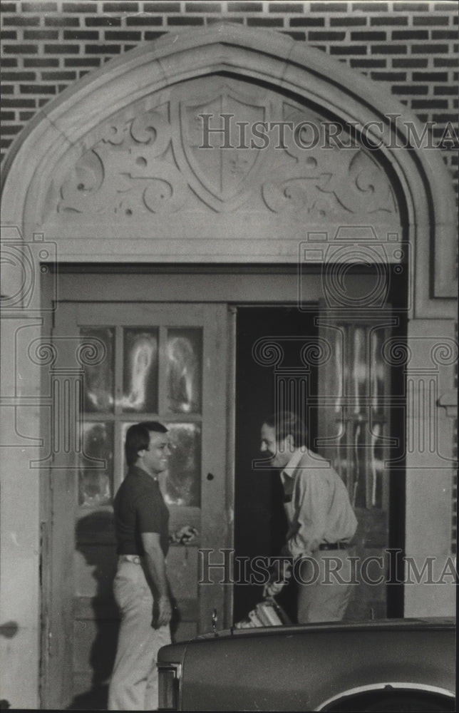 1980 Press Photo Larry Contri and Fob James outside Curry School, Alabama - Historic Images