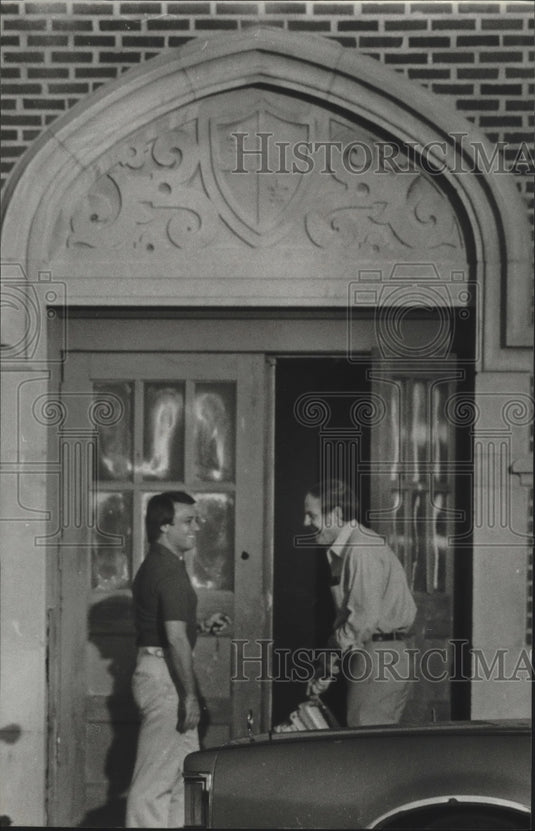 1980 Press Photo Larry Contri and Fob James outside Curry School, Alabama - Historic Images
