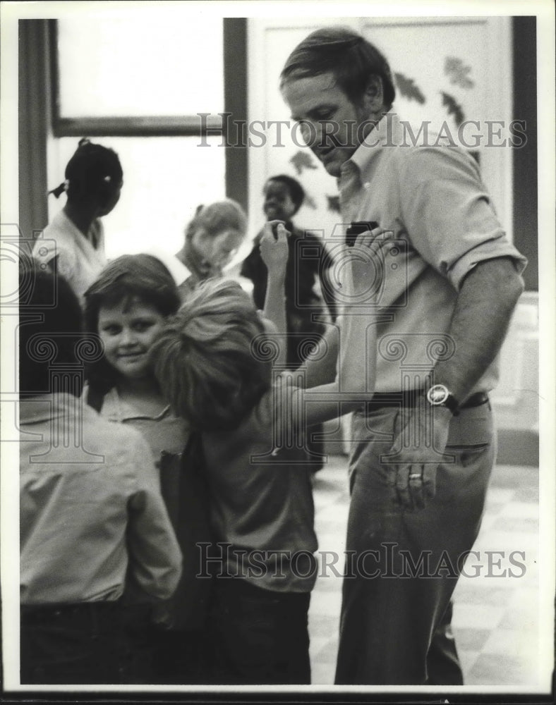 1980 Fob James, Governor of Alabama with students - Historic Images