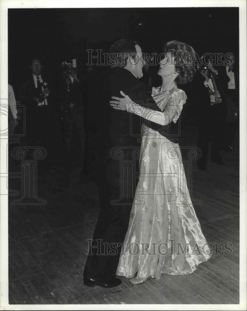 1979 Alabama Governor Fob James dancing with unidentified lady - Historic Images