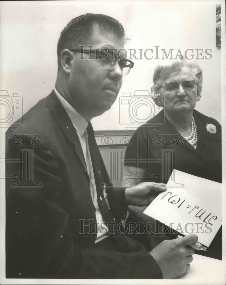 1964 Press Photo University of Alabama Prof Dr Glenn Vergason, Mrs. Alpha Brown - Historic Images