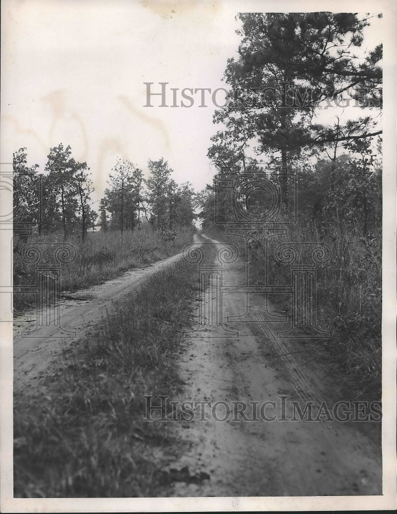 1947 Press Photo Mrs. Corinne Limbaugh, Murder site, Dirt Road - abna34597 - Historic Images