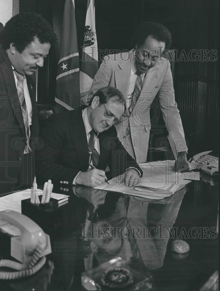 1982, Alabama Governor Fob James signs legislation with Others - Historic Images