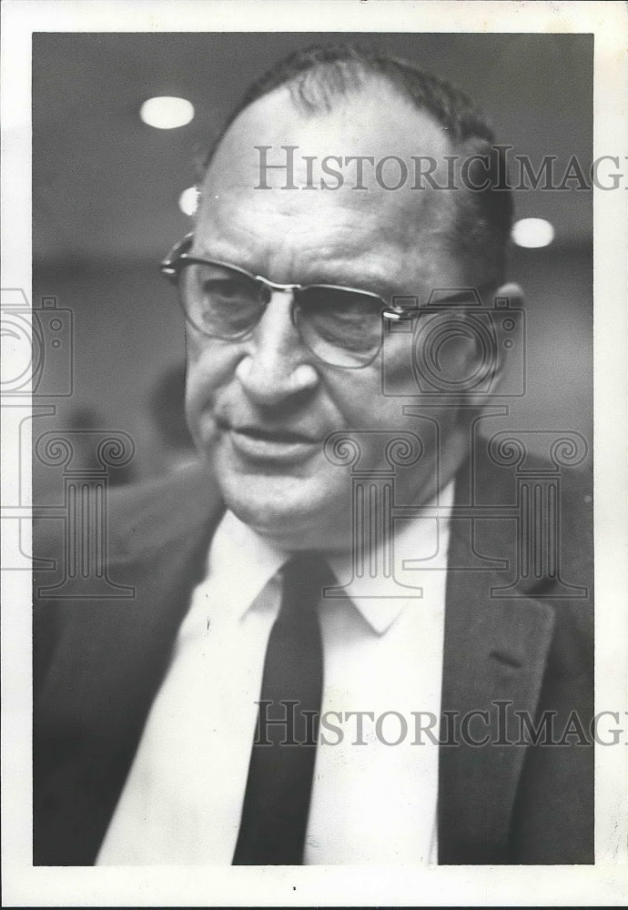 1965 Press Photo E. M. &quot;Sparky&quot; Howell, Foley Onlooker - abna34679 - Historic Images