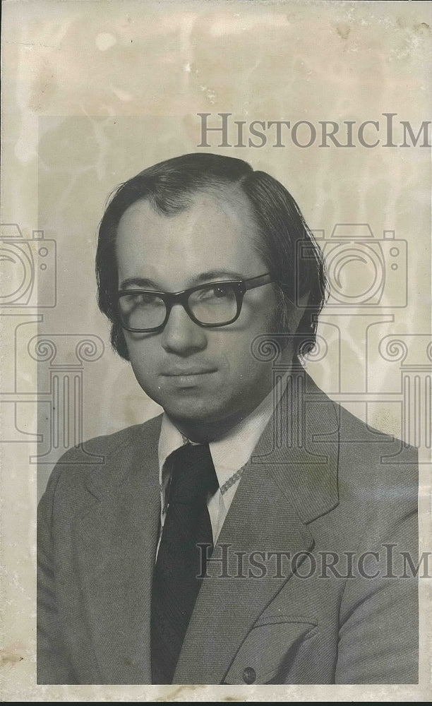 1975 William King, associate executive director of Community Service - Historic Images