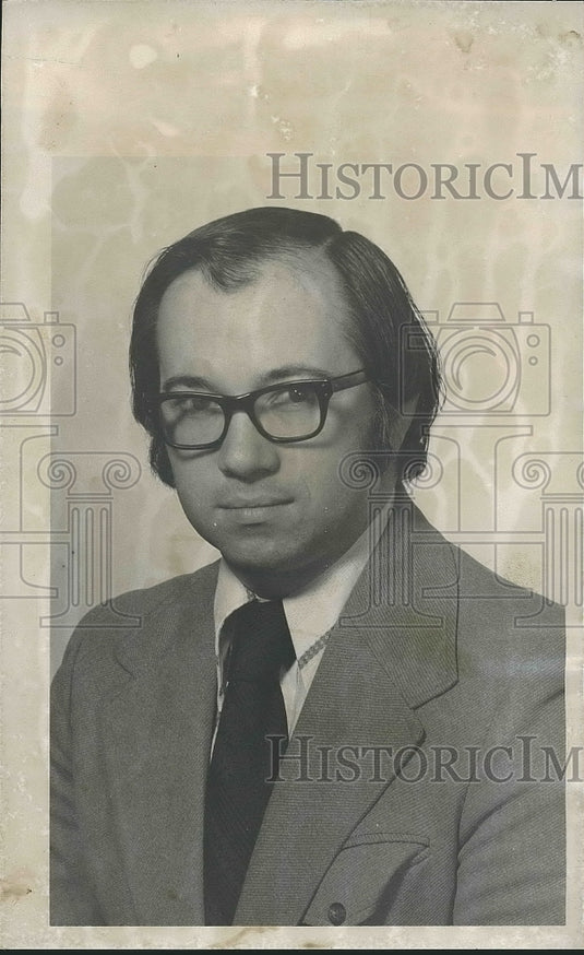 1975 William King, associate executive director of Community Service - Historic Images