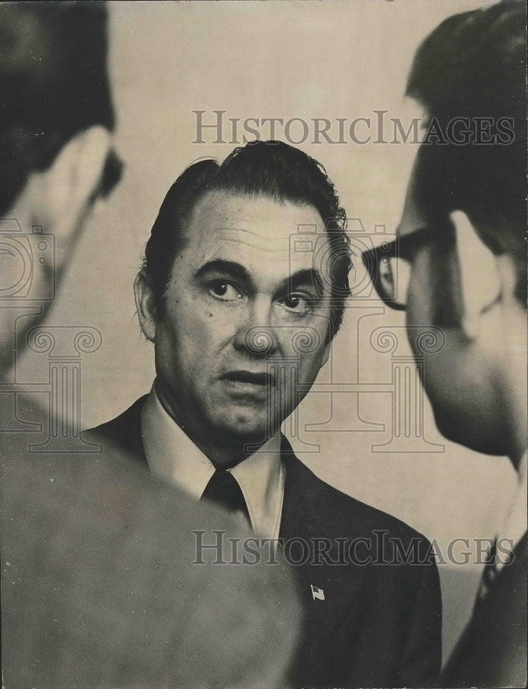 1971 Press Photo Alabama Governor George Wallace chats with Others - abna34701 - Historic Images