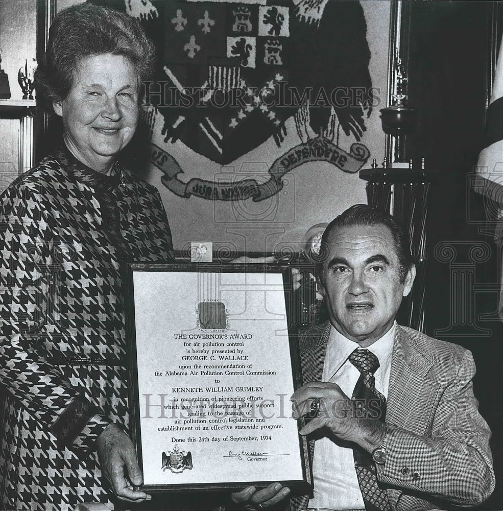 1974 Press Photo Mrs. K. W. Grimley accepts the 1974 Governor&#39;s Award, Other - Historic Images