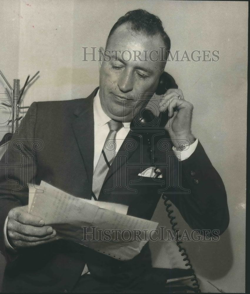 1967 Press Photo Detective C. R. Jones shown on telephone at headquarters - Historic Images