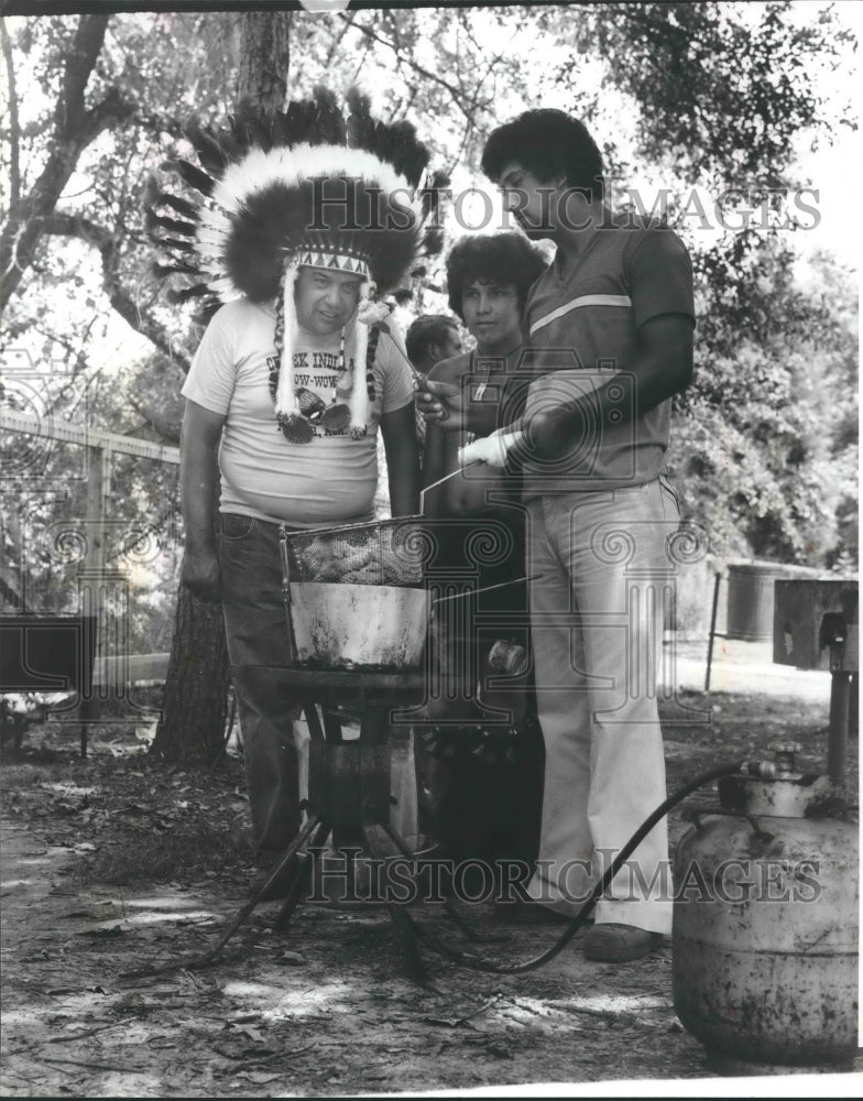 1980 John and Nathaniel McGhee and Ellis Martin cook fried chicken - Historic Images