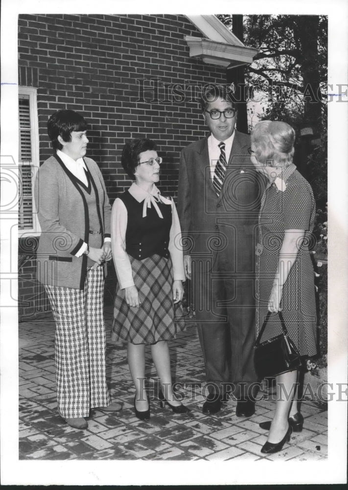 1973 Press Photo University president Asa N. Green with Drama Workshop Students - Historic Images