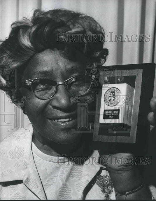 1975, Social Worker Chessie Harris with plaque - abna34909 - Historic Images