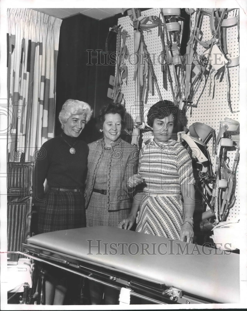 1977 Women's Committee Members at University of Alabama Medical - Historic Images