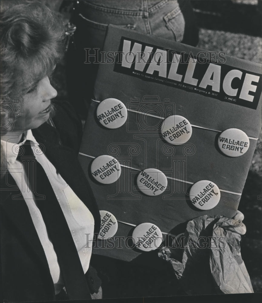 1983, Inaugural George Wallace Buttons everywhere, Politics - Historic Images