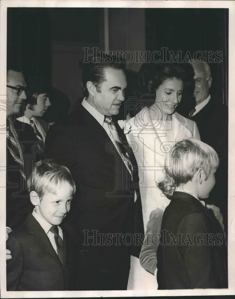 1971 Press Photo Mr. and Mrs. George Wallace (Cornelia Snively) and Children - Historic Images