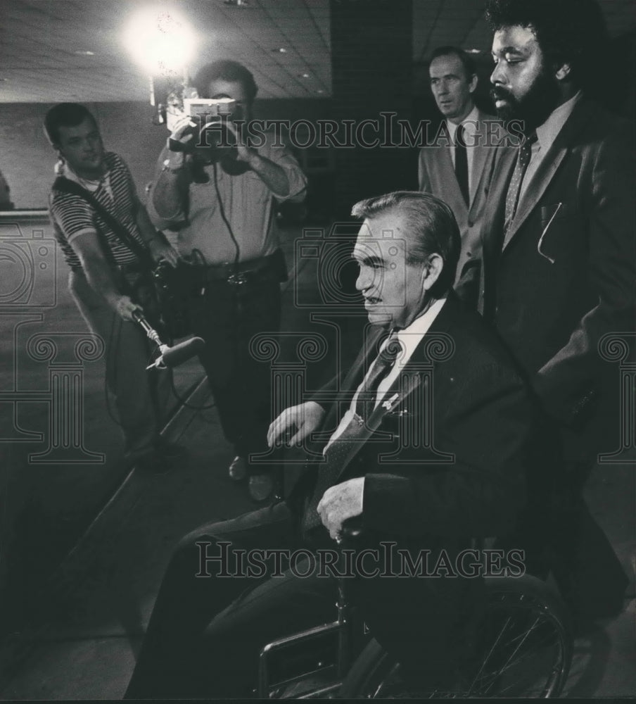 1984 Governor George Wallace leaves University Hospital - Historic Images