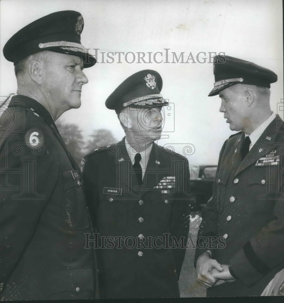 1961 Press Photo General Henry V. Graham with Others of the United States Army - Historic Images