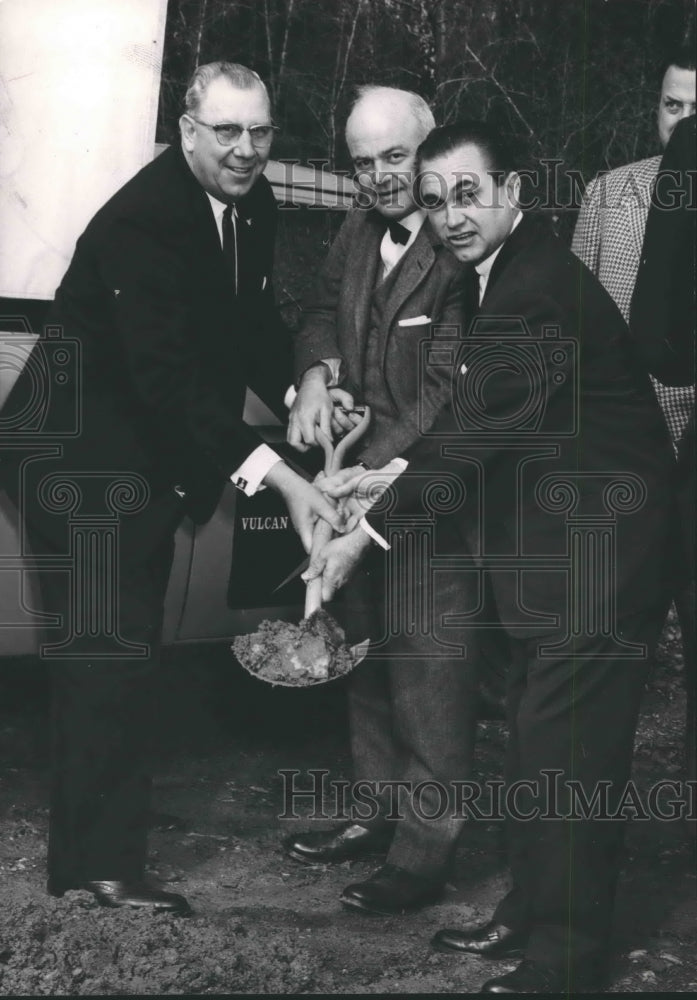 1965 Press Photo Alabama Governor George Wallace at Vulcan Materials Groundbreak - Historic Images