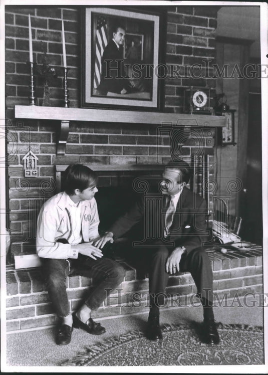 1969 Press Photo George Wallace and his son, George Junior, in Home den with Cat- Historic Images