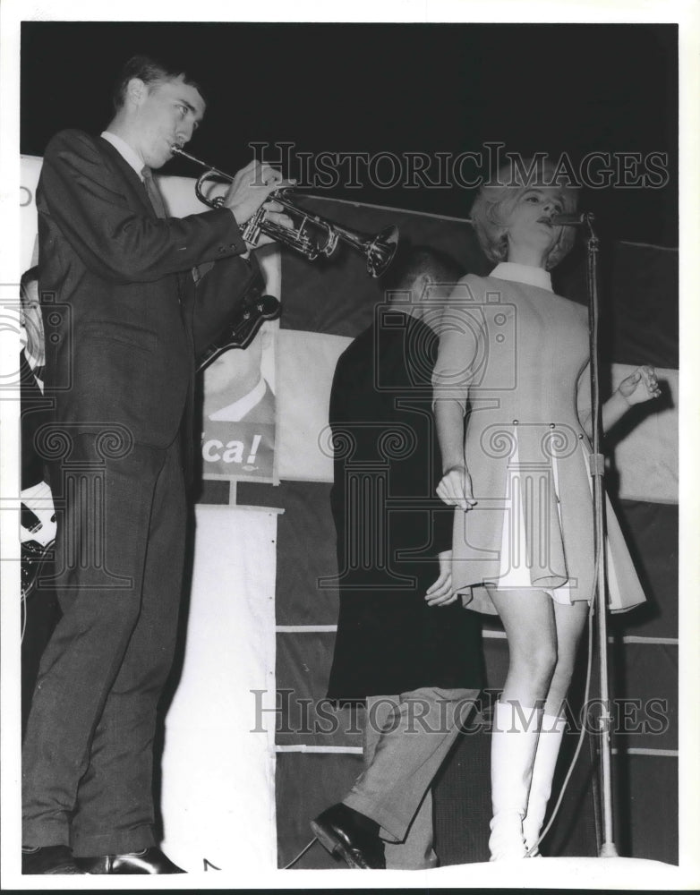 Press Photo Lisa Taylor Wallace sings, Music Group on George Wallace Campaign - Historic Images