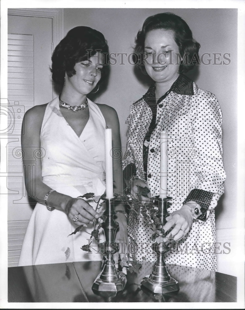 1975 Press Photo Mrs. Allen Weatherford Jr. &amp; Mrs. Leo Karpeles Jr.-Arts Dinner - Historic Images