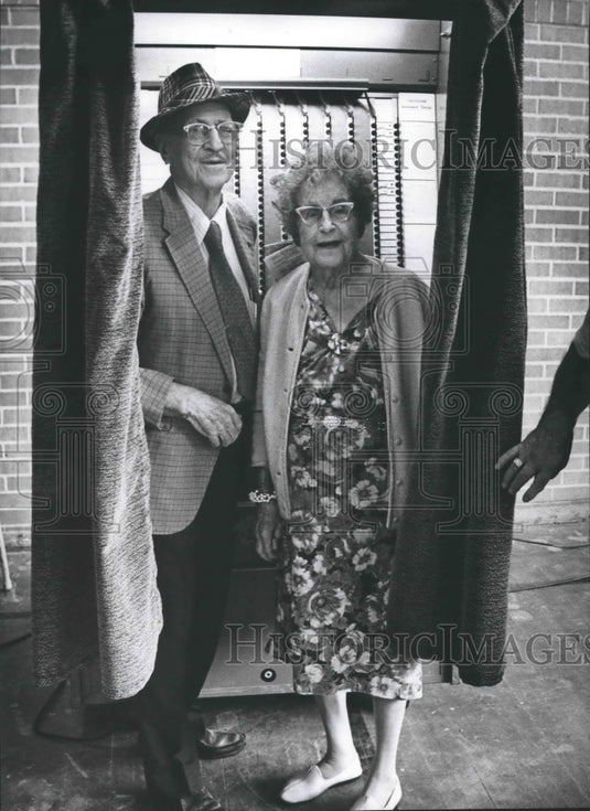 1978, Wallace and Bessie Journey of Kiwanis Club cast their vote - Historic Images