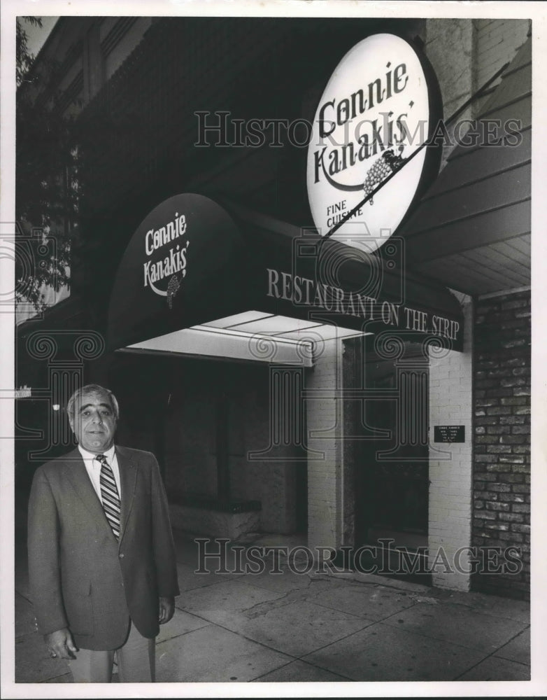 1989 Owner Connie Kanakis at his restaurant - Historic Images