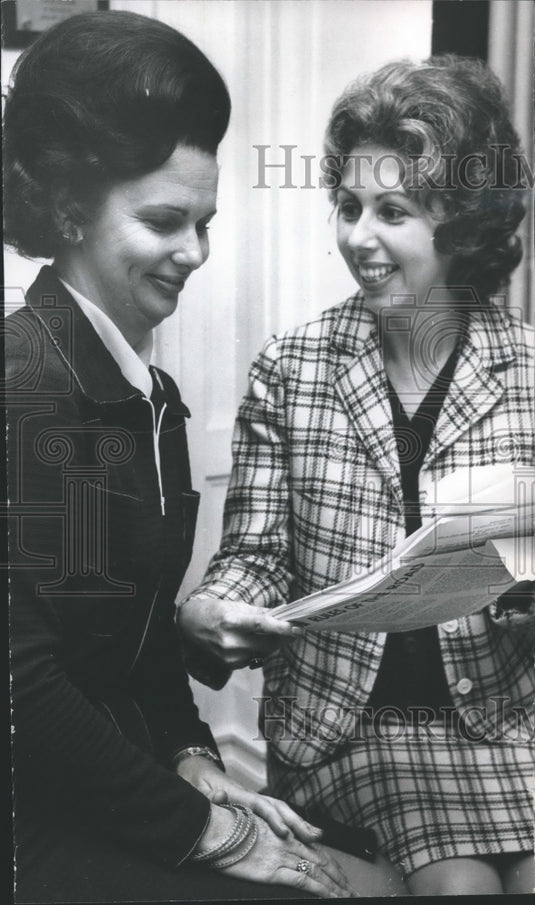 1973 Mrs. Marcus Jones Jr, with Mrs. Glen Stiles at Women's Club - Historic Images