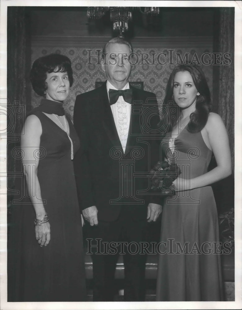 1974 Press Photo Mr. and Mrs. John T. Golden Present Daughter at Alabama Party - Historic Images