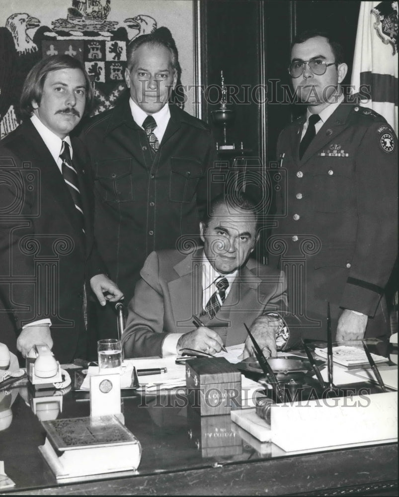 1976 Governor George Wallace with Others planning Banquet - Historic Images