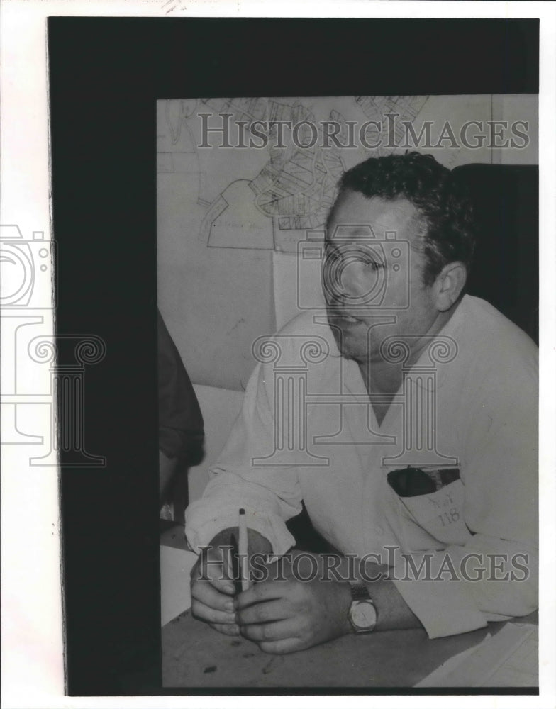 1985 Frank Lucas at press conference, wears shirt of one escapee - Historic Images