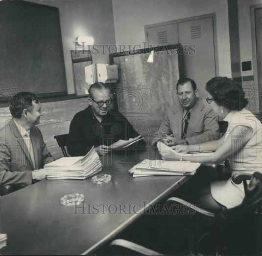 1972 Press Photo W. Cooper Green, others, hold meeting in hospital, Alabama - Historic Images