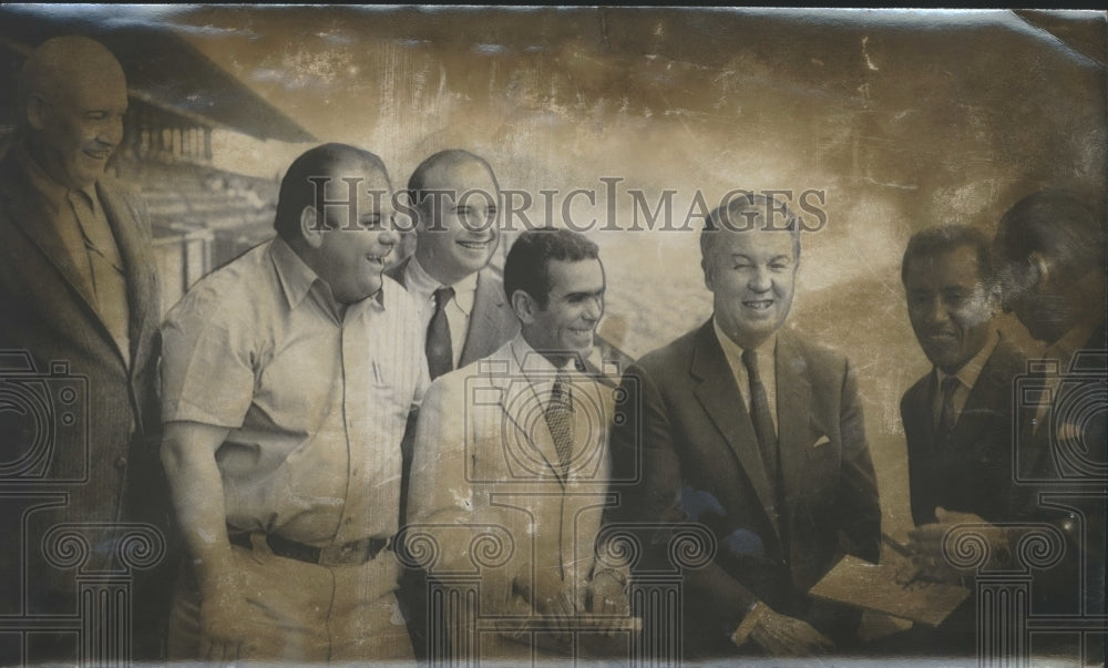 1971 Press Photo Alfred G. Vanderbilt discussing the Belmont Stakes with others - Historic Images