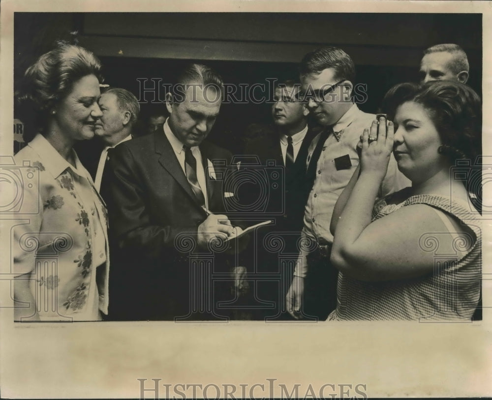 1966 Press Photo Mr. and Mrs. George Wallace campaign for her Candidacy - Historic Images