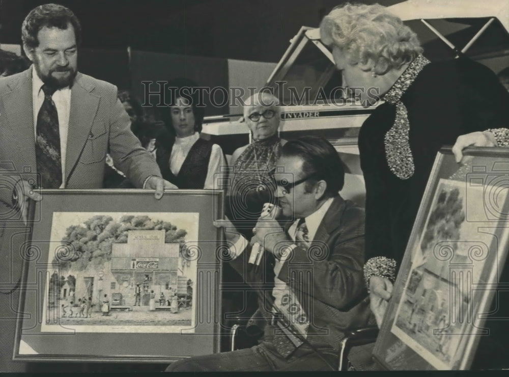 1974 Press Photo Alabama Governor George C. Wallace receives Paintings - Historic Images