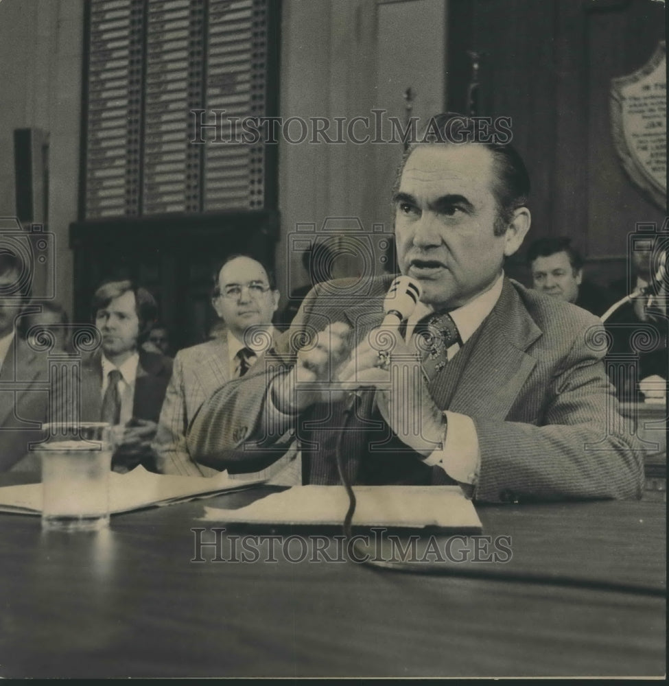 1975, Governor George Wallace speaking at Alabama Legislature - Historic Images