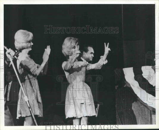 Press Photo Lisa Taylor Wallace shows victory sign at Wallace campaign, Alabama - Historic Images