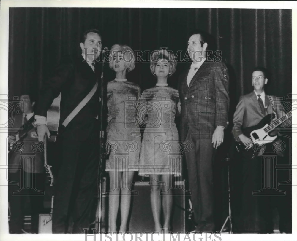 1982, Lisa Taylor with others at Wallace campaign, Alabama - Historic Images