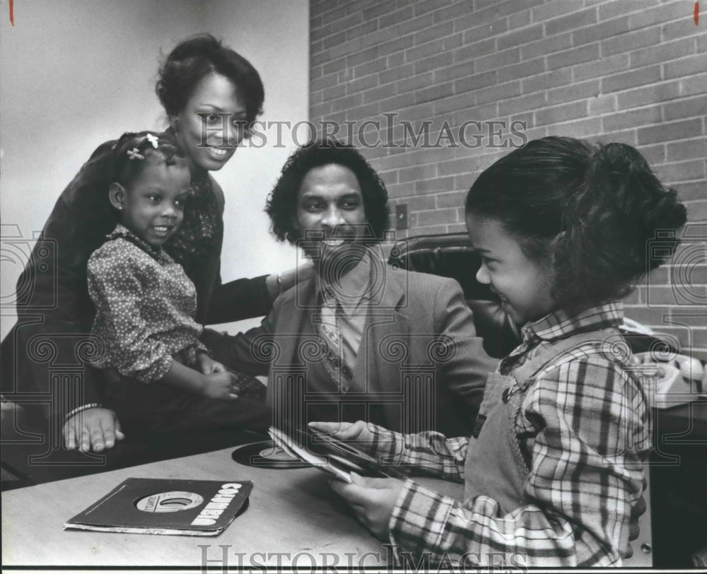 1982 Press Photo Calvin, Patricia Jones, Alabama Afro American Adoption Assoc. - Historic Images