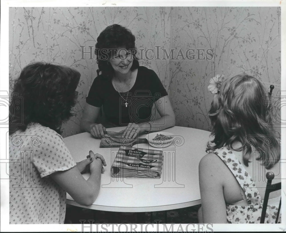 1982 Patrice Grant offers a home for unmarried, pregnant girls, AL - Historic Images