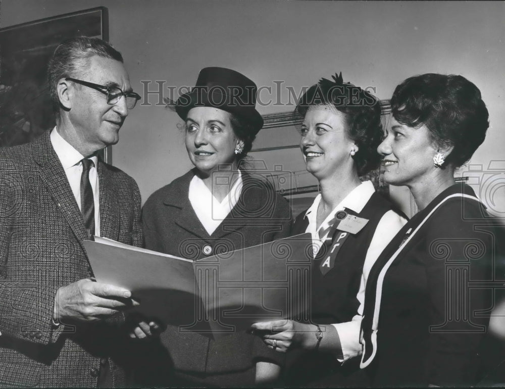 1956 Press Photo M.P. Gray, PTA leader &amp; Birmingham PTA Committee Slate pickers - Historic Images